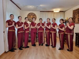 Tida Thai Massage Team in der Praxis Rotbuchstrasse 8