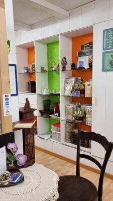 Tida Thai Massage Zurich HB - Regal mit Thai Tee, Balsam, Gutscheine